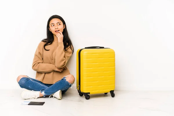 Giovane Donna Viaggiatore Cinese Seduto Sul Pavimento Con Una Valigia — Foto Stock