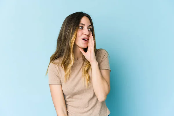 Joven Mujer Caucásica Aislada Sobre Fondo Azul Está Diciendo Una —  Fotos de Stock