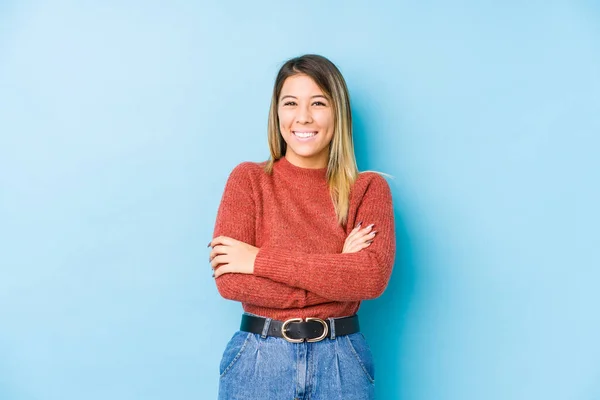 Jeune Femme Caucasienne Posant Isolé Rire Avoir Plaisir — Photo