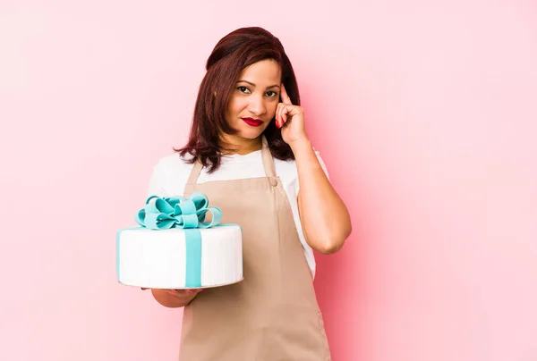 Mujer Latina Mediana Edad Sosteniendo Pastel Aislado Sobre Fondo Rosa —  Fotos de Stock