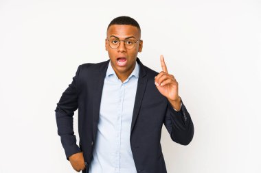 Genç iş adamı beyaz arka planda izole edilmiş bir fikir, ilham konsepti var..