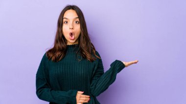 Genç melez İspanyol kadın, avuç içinde kopya yeri tutmaktan etkilendi..