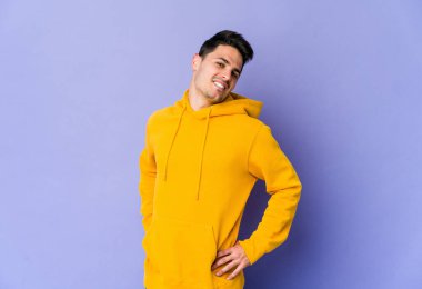 Mor arka planda izole edilmiş beyaz bir adam sırt ağrısı çekiyor..