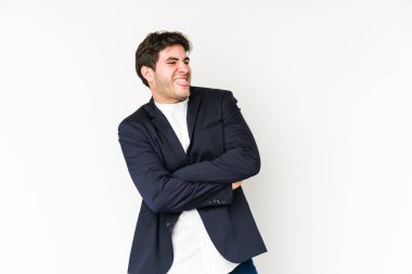 Genç iş adamı beyaz arka planda izole edilmiş komik ve dost canlısı bir dil uzatıyor..