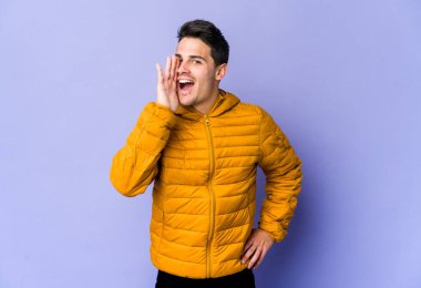 Mor arka planda izole edilmiş beyaz bir adam heyecanlı bir şekilde bağırıyor..