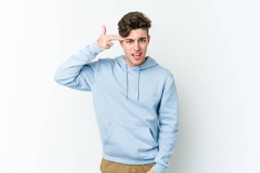Beyaz arka planda izole edilmiş genç beyaz bir adam işaret parmağıyla hayal kırıklığı jesti gösteriyor..