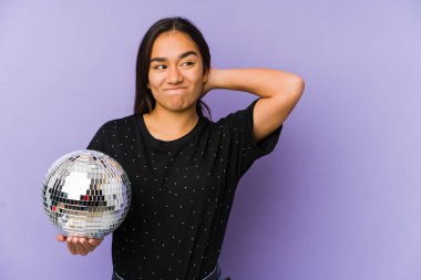 Genç Asyalı bir kadın balo düzenliyor. Kafasının arkasına dokunuyor, düşünüyor ve bir seçim yapıyor..