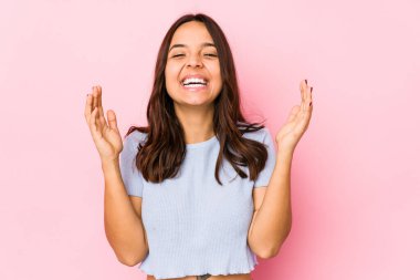 Genç, Latin kökenli, neşeli, neşeli bir kadın. Mutluluk kavramı.