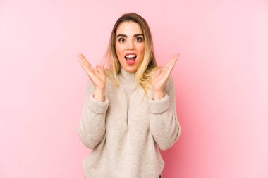 Karantina altındaki orta yaşlı kadın şaşırmış ve şok olmuş..