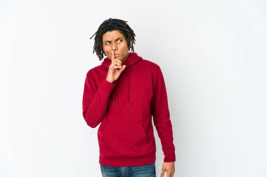 Genç Afrikalı Amerikalı Rasta adam ya sır saklıyor ya da sessizlik istiyor..