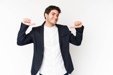 Beyaz arka planda izole edilmiş genç iş adamı gururlu ve kendinden emin hissediyor, örnek olarak..