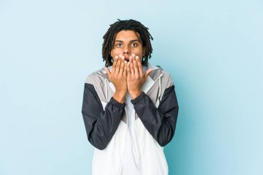 Genç Afro-Amerikan spor adamı şok oldu. Ağzını ellerle kapadı. Yeni bir şey keşfetmek için sabırsızlanıyordu..