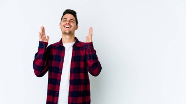 Beyaz arka planda izole genç beyaz adam yüksek sesle gülüyor elini göğsüne koyuyor..