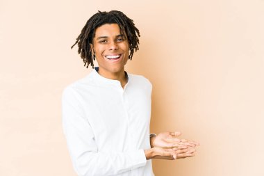 Genç Afrikalı Amerikalı Rasta adam palmiye üzerinde bir kopya alanı tutuyor..