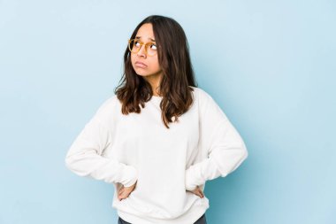 Genç, Latin kökenli, kafası karışmış, kendinden emin olmayan bir kadın..