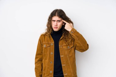 Uzun saçlı adam yalnız poz veriyor işaret parmağıyla hayal kırıklığı işareti yapıyor..