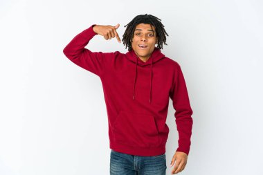 Afro-Amerikan Rasta 'lı genç bir adam gömleğin fotokopi odasını elle gösteriyor, gururlu ve kendinden emin.