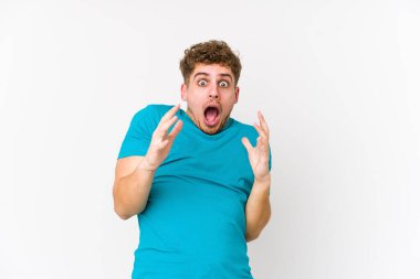 Sarışın, kıvırcık saçlı, beyaz bir adam yaklaşan bir tehlikeden dolayı şoka girmiş.