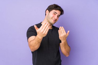 Mor arka planda izole edilmiş genç adam seni işaret ederek sanki davet ediyormuş gibi yaklaş..