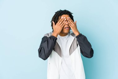 Genç Afrikalı Amerikalı sporcu elleriyle gözlerini kapatmaktan korkuyor..