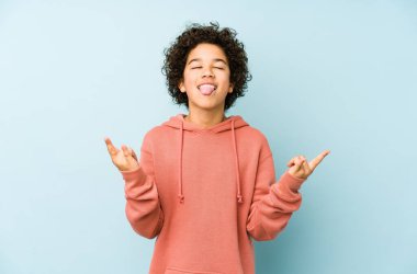 Afrikalı Amerikalı küçük çocuk izole edilmiş, parmaklarıyla kaya hareketi yapıyor.