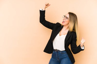 Orta yaşlı iş kadını, zafer ve galibiyet kavramından sonra yumruğunu kaldırıyor..