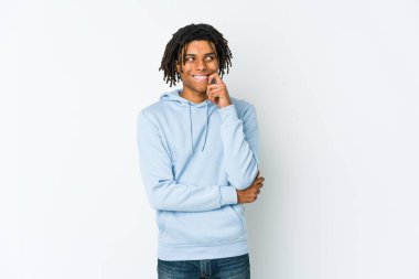 Genç Afrikalı Amerikalı Rasta adam rahatlamış fotokopi odasına bakan bir şey düşünüyor..