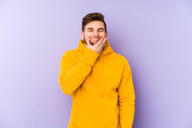 Mor arka planda iki seçenek arasındaki şüpheyle izole edilmiş genç adam.