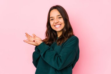 Genç, melez, İspanyol bir kadın avucunun içinde bir kopya alanı tutuyor..