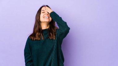 Genç, melez İspanyol kadın gülerek, kaygısızca, doğal duygularla kendini soyutladı..