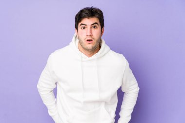 Mor arka planda izole edilmiş genç adam gördüğü bir şey yüzünden şoka uğruyor..