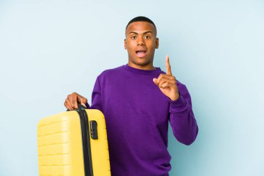 Genç bir gezgin, izole edilmiş bir bavul tutuyor. Bir fikri var, ilham verici bir kavram..