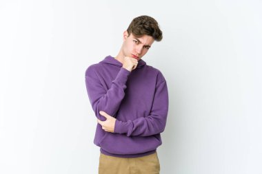 Beyaz arka planda izole genç beyaz adam tekrarlanan bir görevden yoruldu.