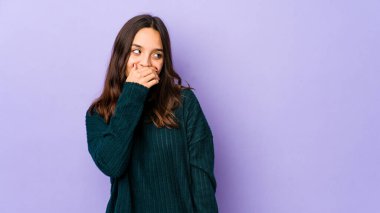 Genç, Latin kökenli bir kadın düşünceli bir şekilde bir fotokopi odasına el yordamıyla bakıyor..