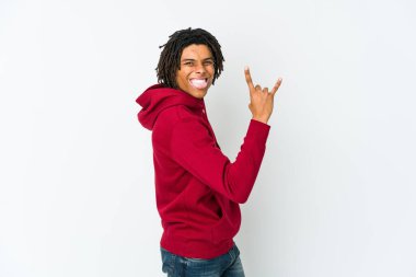 Genç Afrikalı Amerikalı Rasta adam parmaklarıyla rock hareketi yapıyor.