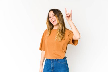 Beyaz arka planda izole edilmiş genç beyaz kadın boynuzlarını devrim konsepti olarak gösteriyor..