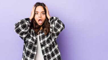 Latin kökenli genç bir kadın şok geçiriyordu. Önemli bir buluşmayı hatırladı..