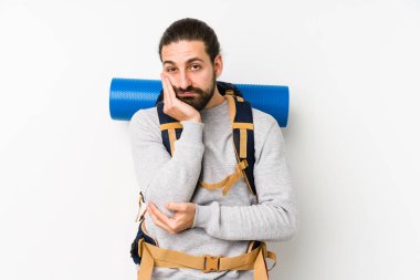 Beyaz bir arka planda izole edilmiş genç bir sırt çantalı. Sıkılmış, yorgun ve dinlenmeye ihtiyacı var..