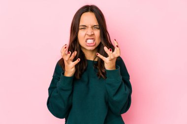 Genç melez İspanyol kadın yalnız başına gergin ellerle çığlık atıyor..