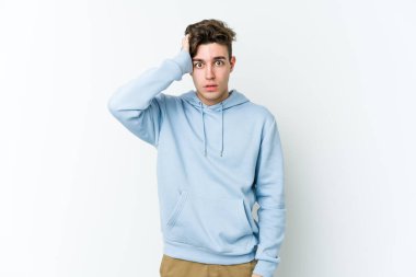 Beyaz arka planda izole genç beyaz adam şok, o önemli bir toplantı hatırladı.