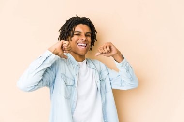 Genç Afrikalı Amerikalı Rasta adam gururlu ve kendinden emin, örnek olarak....