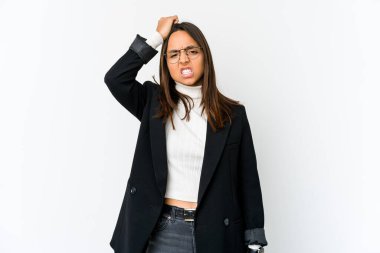 Genç melez iş kadını beyaz arka planda izole edilmiş bir şekilde bir şeyi unutuyor, alnına avuç içi ve gözlerini kapatarak tokat atıyor..