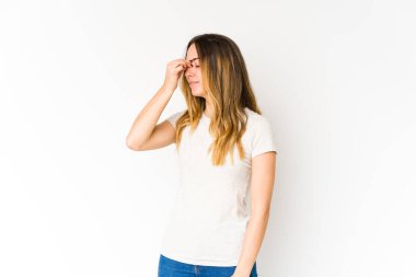 Beyaz arka planda izole edilmiş beyaz bir kadın baş ağrısı çekiyor, yüzüne dokunuyor..