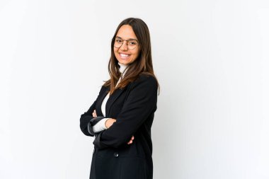 Genç melez iş kadını, beyaz arka planda izole edilmiş, kendinden emin, kararlılıkla kollarını kavuşturuyor..