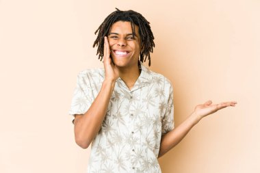 Genç Afro-Amerikan Rasta-Man 'in elinde avuç içi fotokopi alanı var, el üstünde tutuyor. Şaşırmış ve mutlu..