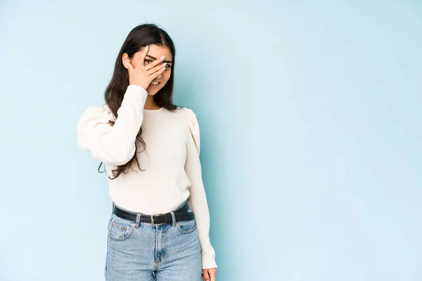 Mujer India Joven Aislada Fondo Azul Parpadea Ante Cámara Través —  Fotos de Stock