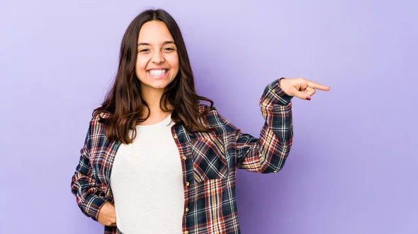 Jovem Mista Hispânica Mulher Isolada Sorrindo Alegremente Apontando Com Dedo — Fotografia de Stock