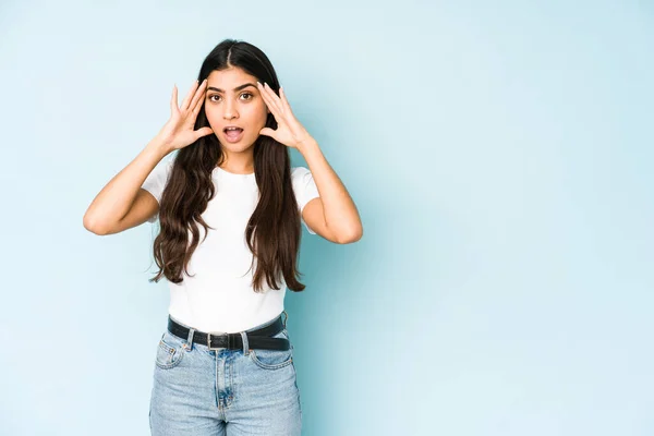 Jonge Indiase Vrouw Blauwe Achtergrond Het Ontvangen Van Een Aangename — Stockfoto