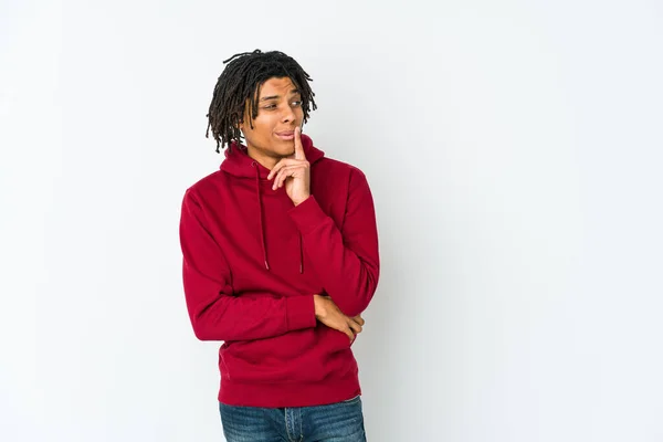 Jovem Homem Rasta Afro Americano Olhando Para Lado Com Expressão — Fotografia de Stock
