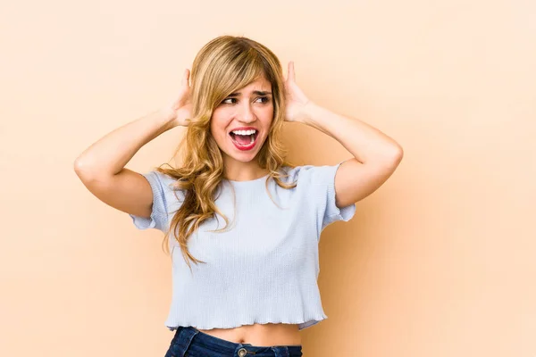 Young Blonde Caucasian Woman Covering Ears Hands Trying Hear Too — Stock Photo, Image